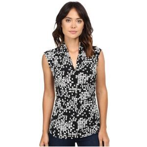 ✨ HP✨Vince Camuto red & black print print top ✨